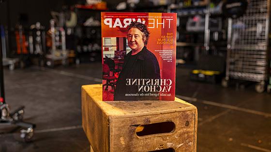 《OG官网》2023年10月号的纸质版竖立在电影制片厂的一堆木箱上.